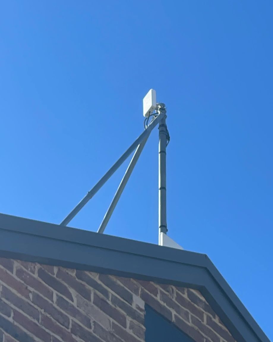 Network antenna mounted on a roof mast